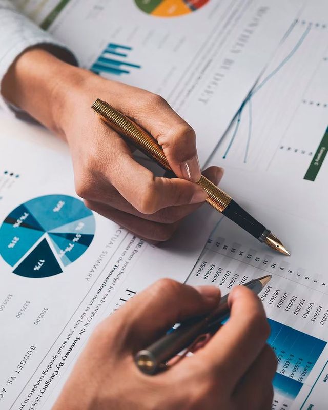 Equipo de Contadores PyT revisando estados financieros y gráficos contables